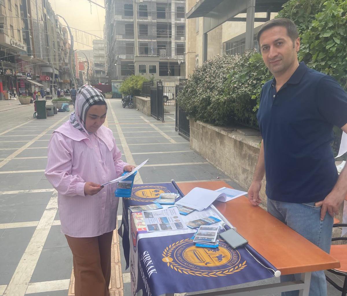 sirnak-universitesi-rektoru-ogrenciler-icin-kurulan-tanitim-stantini-ziyaret-etti-2.jpg