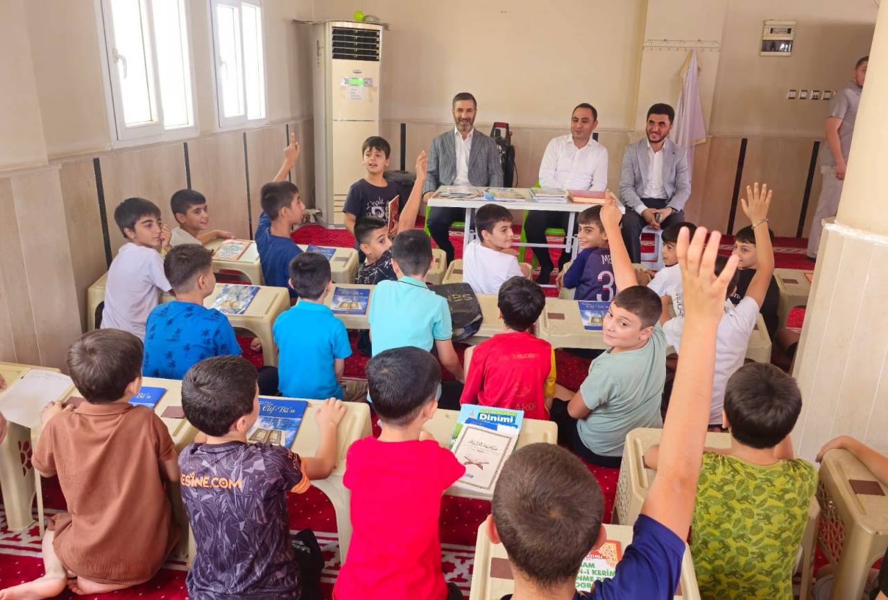 kaymakam-partaldan-yaz-kuran-kursu-ogrencilerine-anlamli-ziyaret2.jpg