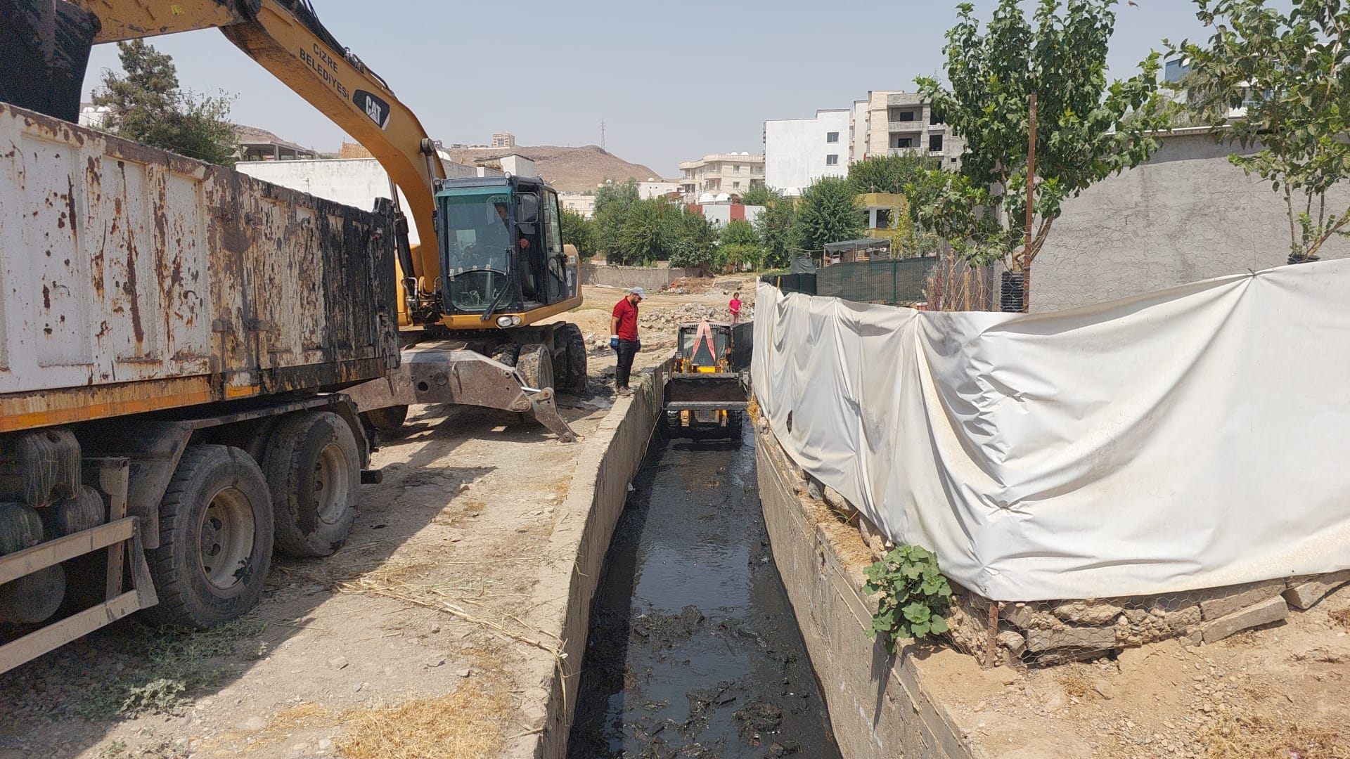 cizre-belediyesi-yagmurlama-kanallarinda-temizlik-calismasi-baslatti-1.jpg