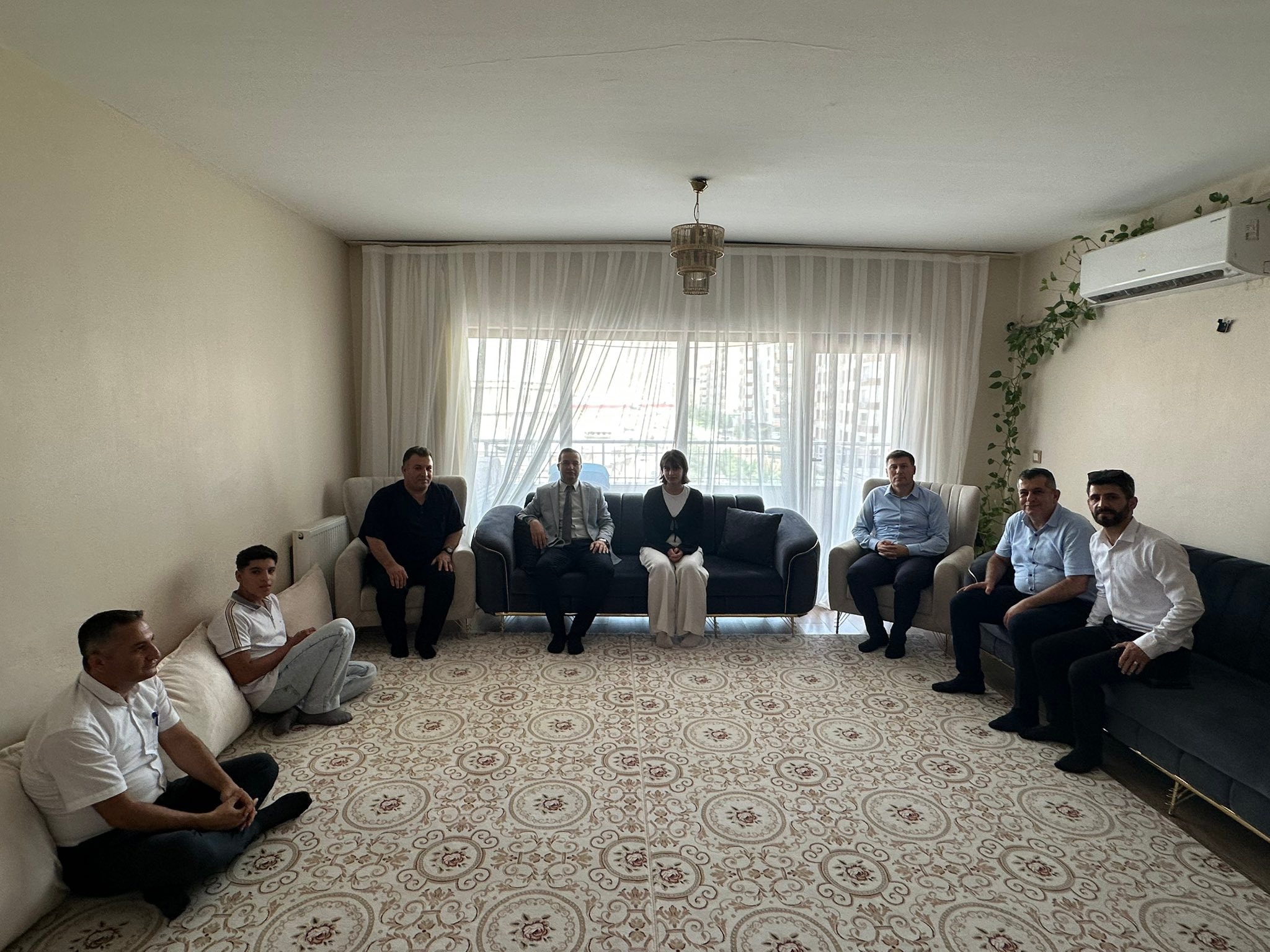 cizre-kaymakami-baycar-yksde-il-birincisi-olan-ogrencileri-evlerinde-ziyaret-etti-2.jpg