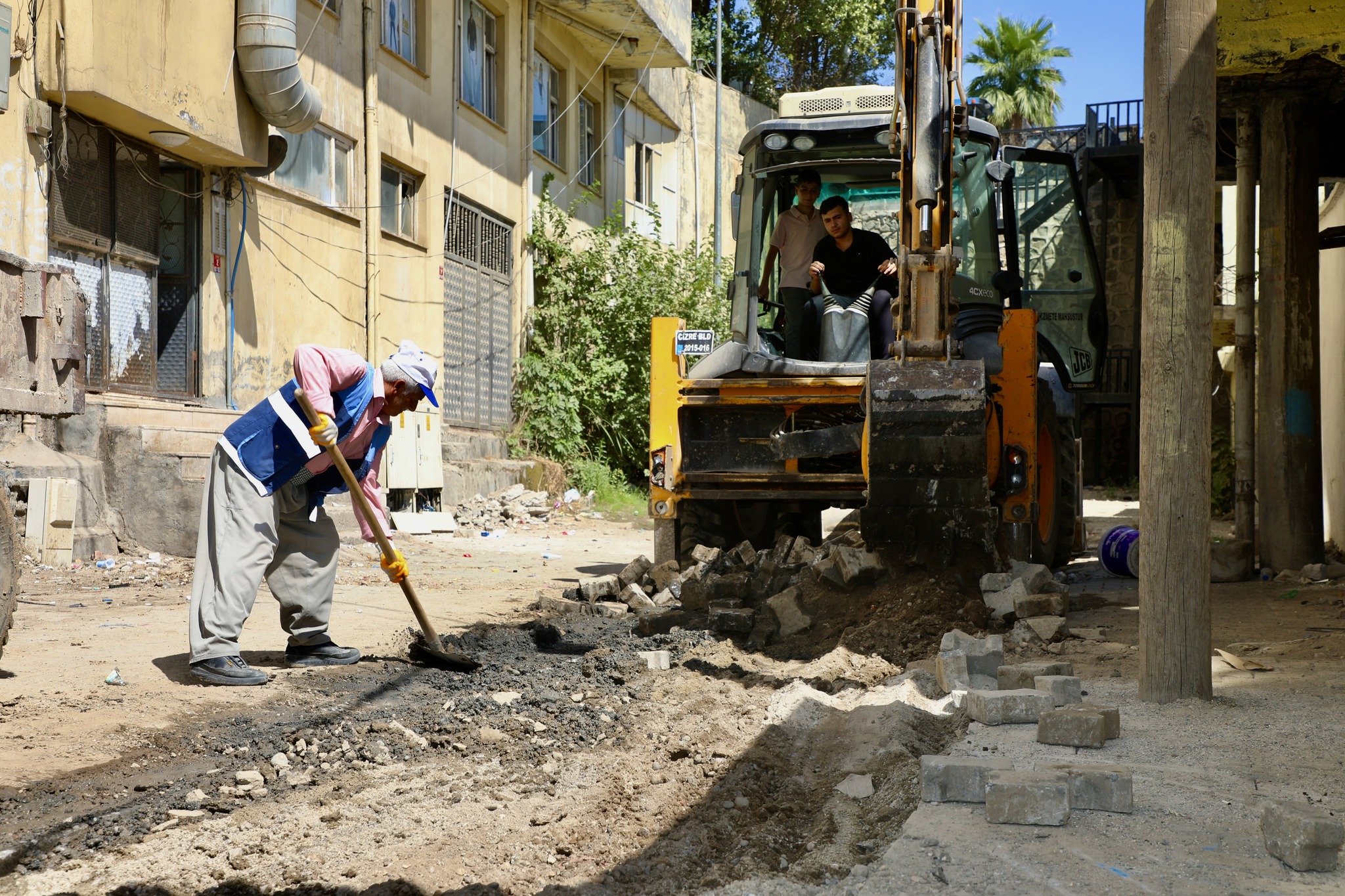 cizre-belediyesi-alt-ve-ust-yapi-calismalarina-hiz-verdi-4.jpg
