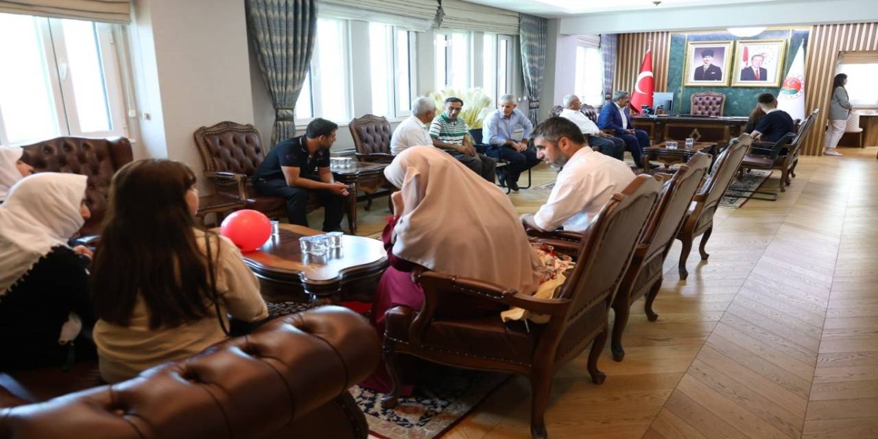 rnak-valisi-birol-ekiciden-vatandaslara-ozel-ilgi-makam-kapisi-herkese-acik2-001.jpg