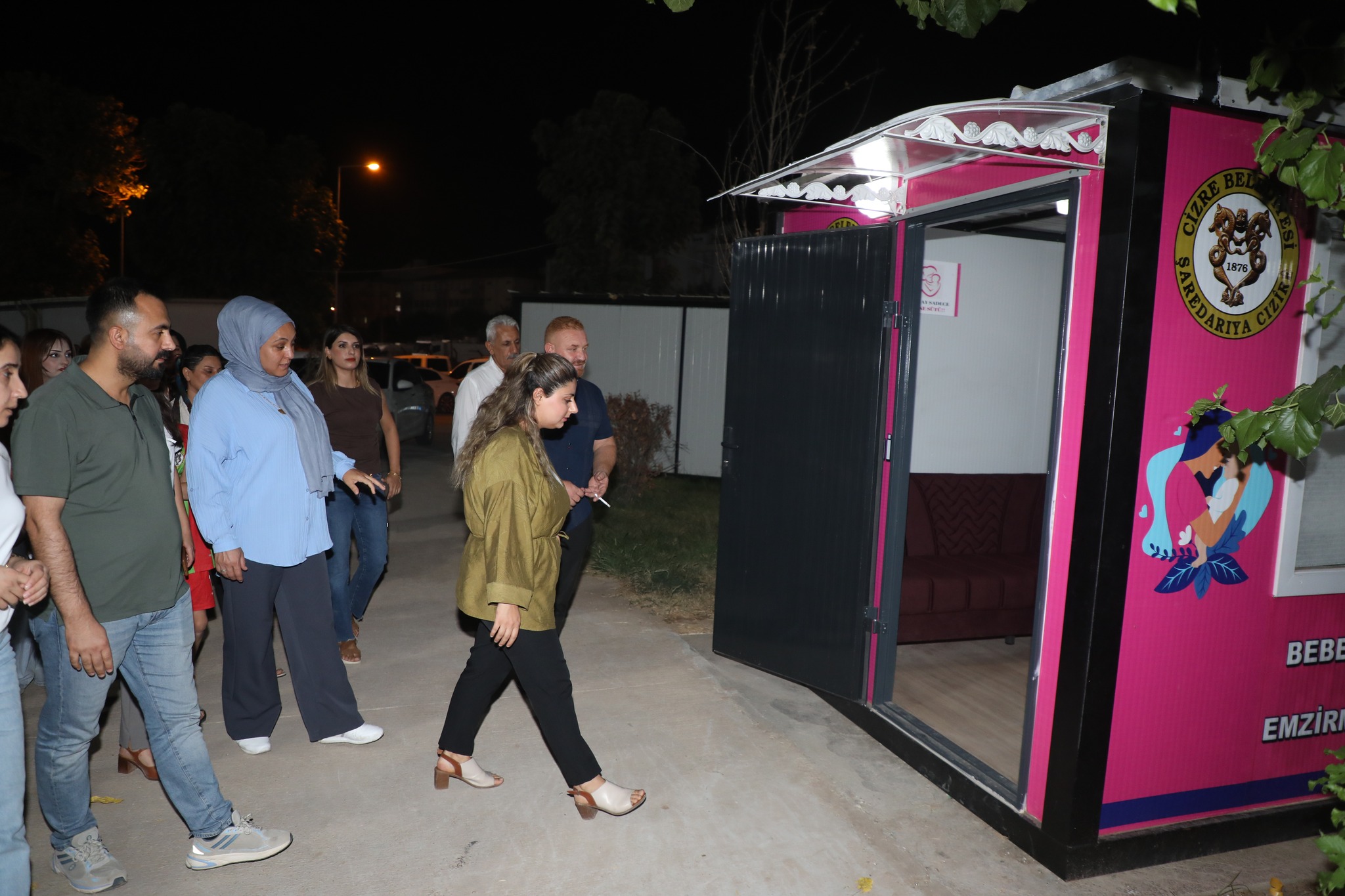 cizre-belediyesinden-anlamli-hizmet-parklarda-kadinlara-ozel-bebek-bakim-ve-emzirme-kabinleri-acildi-2.jpg