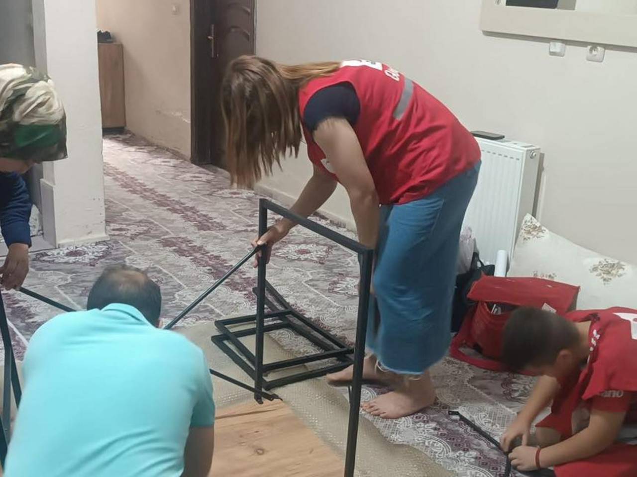 kizilay-sirnak-subesinden-yetim-cocuklara-kizilaydinlik-projesi-2-001.jpg