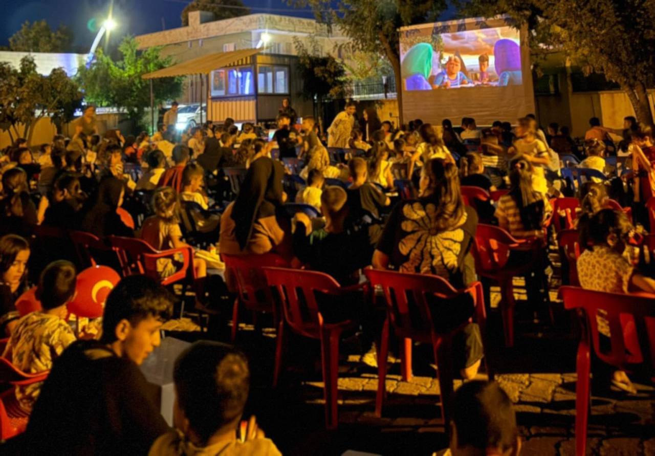 kumcatida-cocuklar-sinema-keyfi-yasadi.jpg