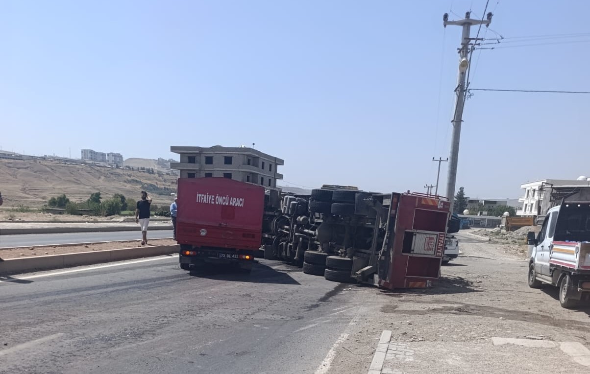 cizrede-trafik-kazasi-geciren-itfaiye-erleri-yarali-halde-yangina-mudahale-ettiler-3.jpeg