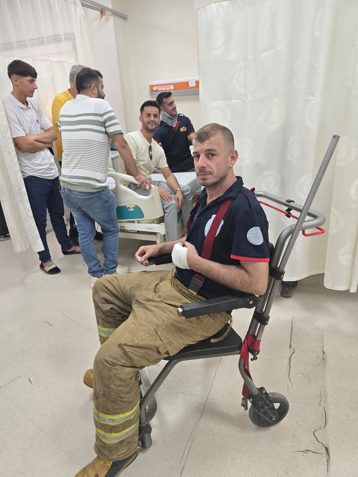 cizrede-trafik-kazasi-geciren-itfaiye-erleri-yarali-halde-yangina-mudahale-ettiler-4.jpeg