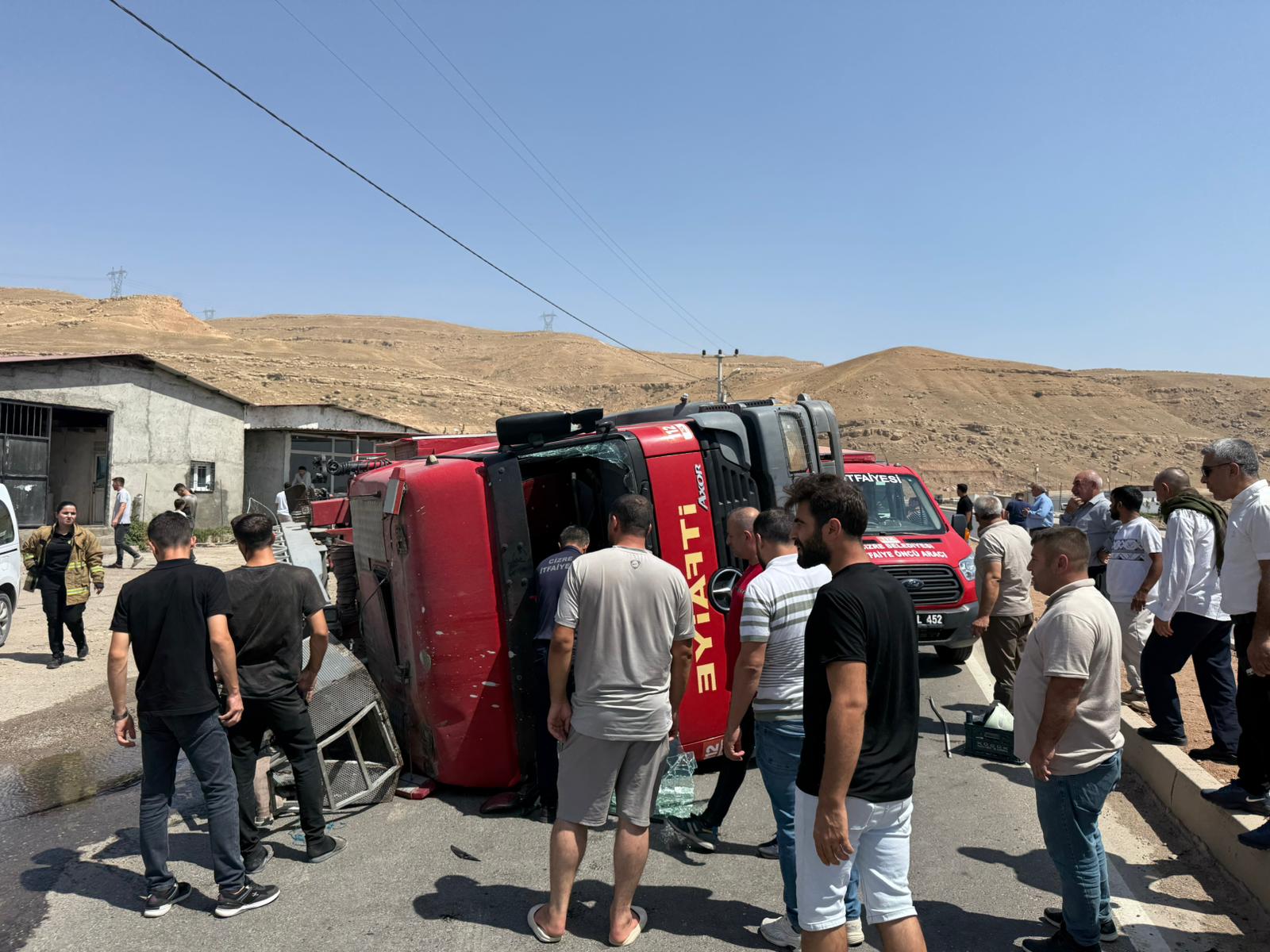 cizrede-trafik-kazasi-geciren-itfaiye-erleri-yarali-halde-yangina-mudahale-ettiler-6.jpeg