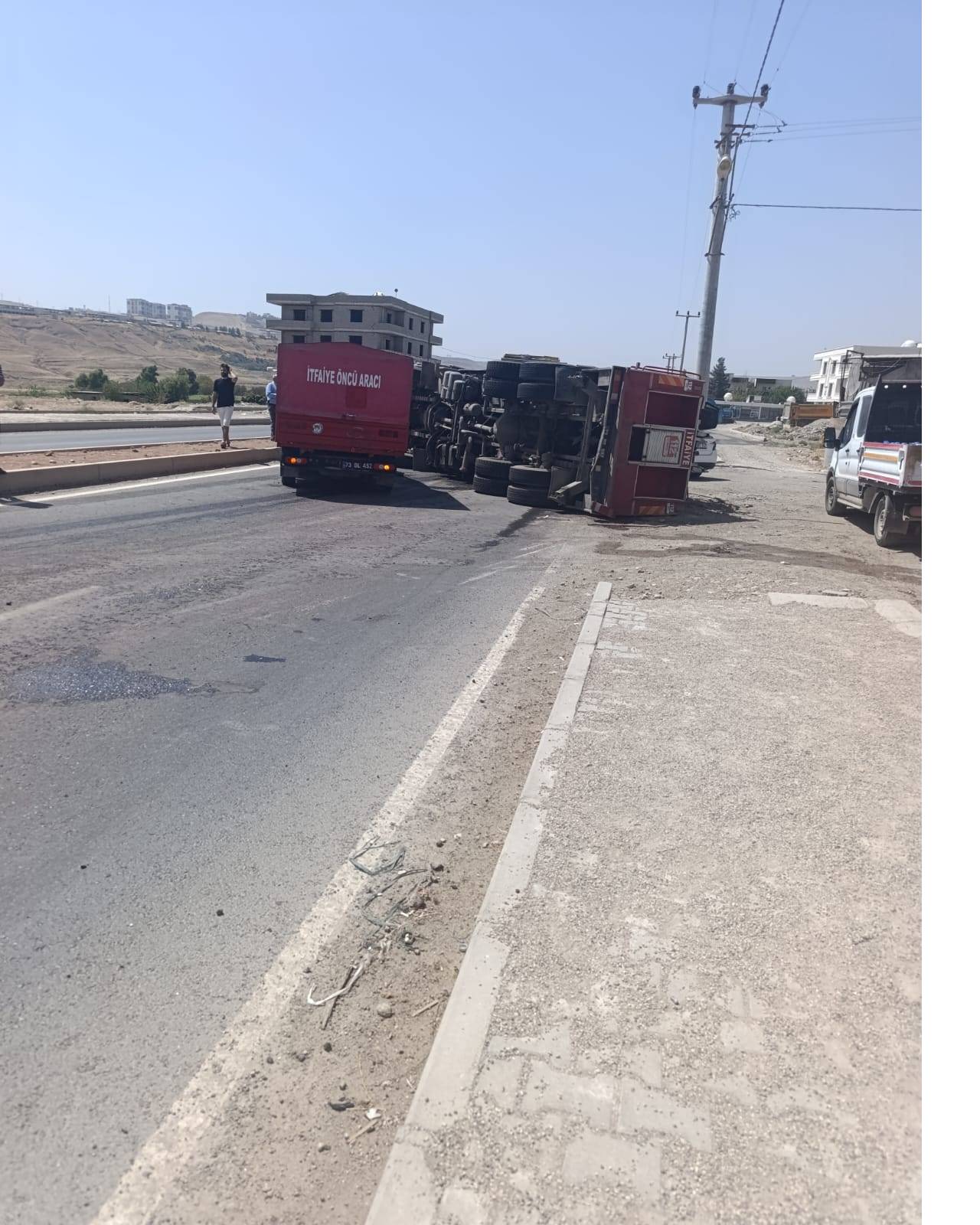 rnakin-cizre-ilcesinde-yangin-ihbarina-giden-itfaiye-araci-devrildi-kazada-4-itfaiye-eri-yaralanarak-hastaneye-kaldirildi-3.jpeg