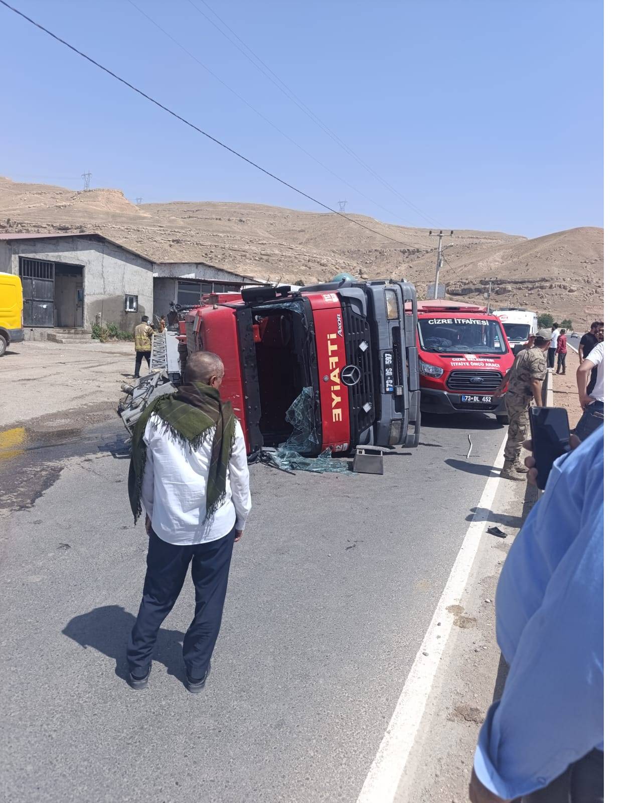 rnakin-cizre-ilcesinde-yangin-ihbarina-giden-itfaiye-araci-devrildi-kazada-4-itfaiye-eri-yaralanarak-hastaneye-kaldirildi-5.jpeg