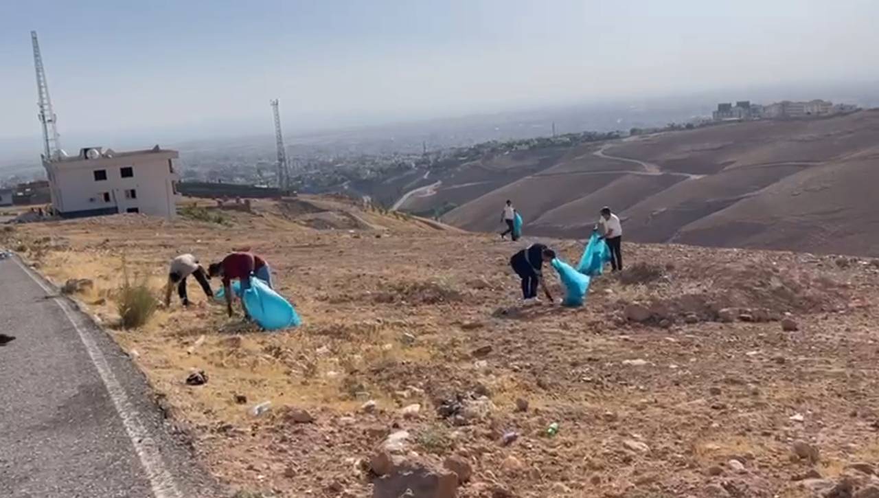 silopi-nasra-tepesinde-cevre-temizligi-alkol-siseleri-dikkat-cekti-2.jpg