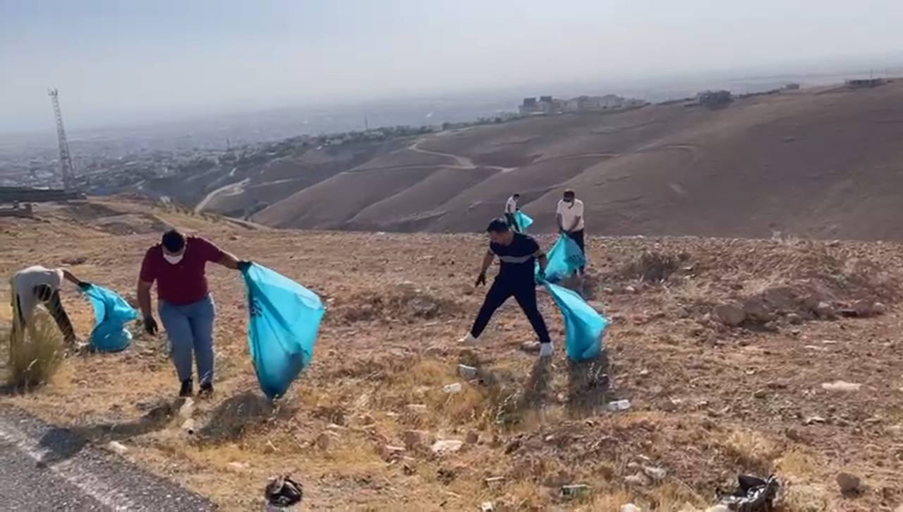 silopi-nasra-tepesinde-cevre-temizligi-alkol-siseleri-dikkat-cekti-3.jpg
