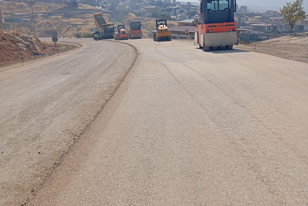 sirnak-eruh-cevre-yolu75-km-uzunlugundaki-sirnak-eruh-cevre-yolunun-asfalt-bsk-calism-1.jpg