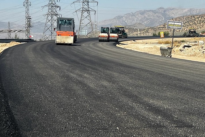 sirnak-eruh-cevre-yolu75-km-uzunlugundaki-sirnak-eruh-cevre-yolunun-asfalt-bsk-calism-2.jpg