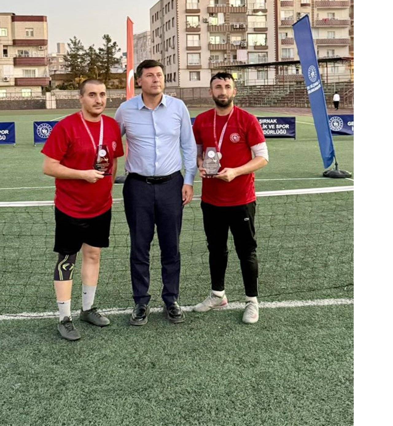 cizrede-30-agustos-coskusu-ayak-tenisi-turnuvasinda-sporculara-odul-yagmuru-3.jpg