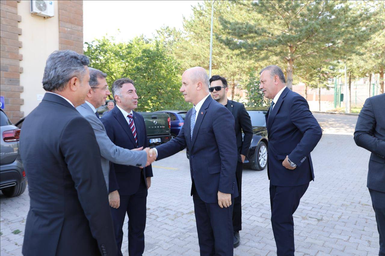 rnak-universitesi-rektoru-ahlatta-malazgirt-akademik-toplantisina-katildi2.jpeg