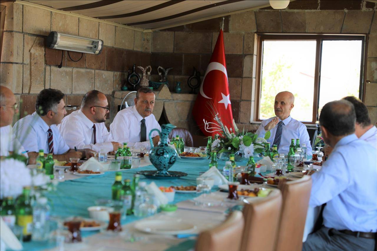 rnak-universitesi-rektoru-ahlatta-malazgirt-akademik-toplantisina-katildi3.jpeg