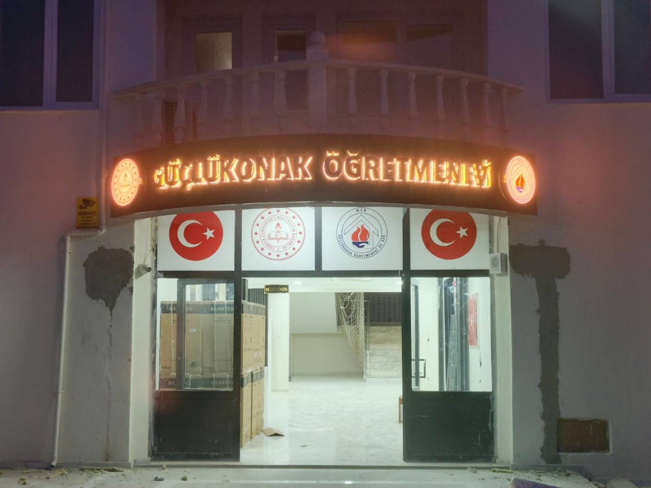 guclukonakta-ogretmenlerin-yuzu-gulecek-o-binada-son-rotuslar-yapiliyor.jpg