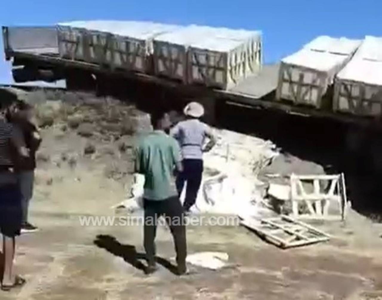 sirnak-mardin-yolunda-yuklu-tir-yoldan-cikti2.jpg