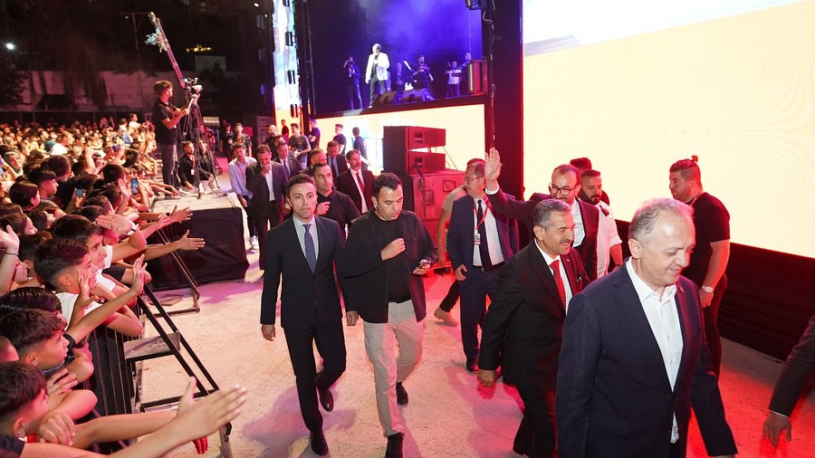 bir-anadolu-senligi-kapsaminda-sirnakta-bayhan-sahne-aldi-ve-dinleyicilere-unutulmaz-bir-gece-y-4.jpg