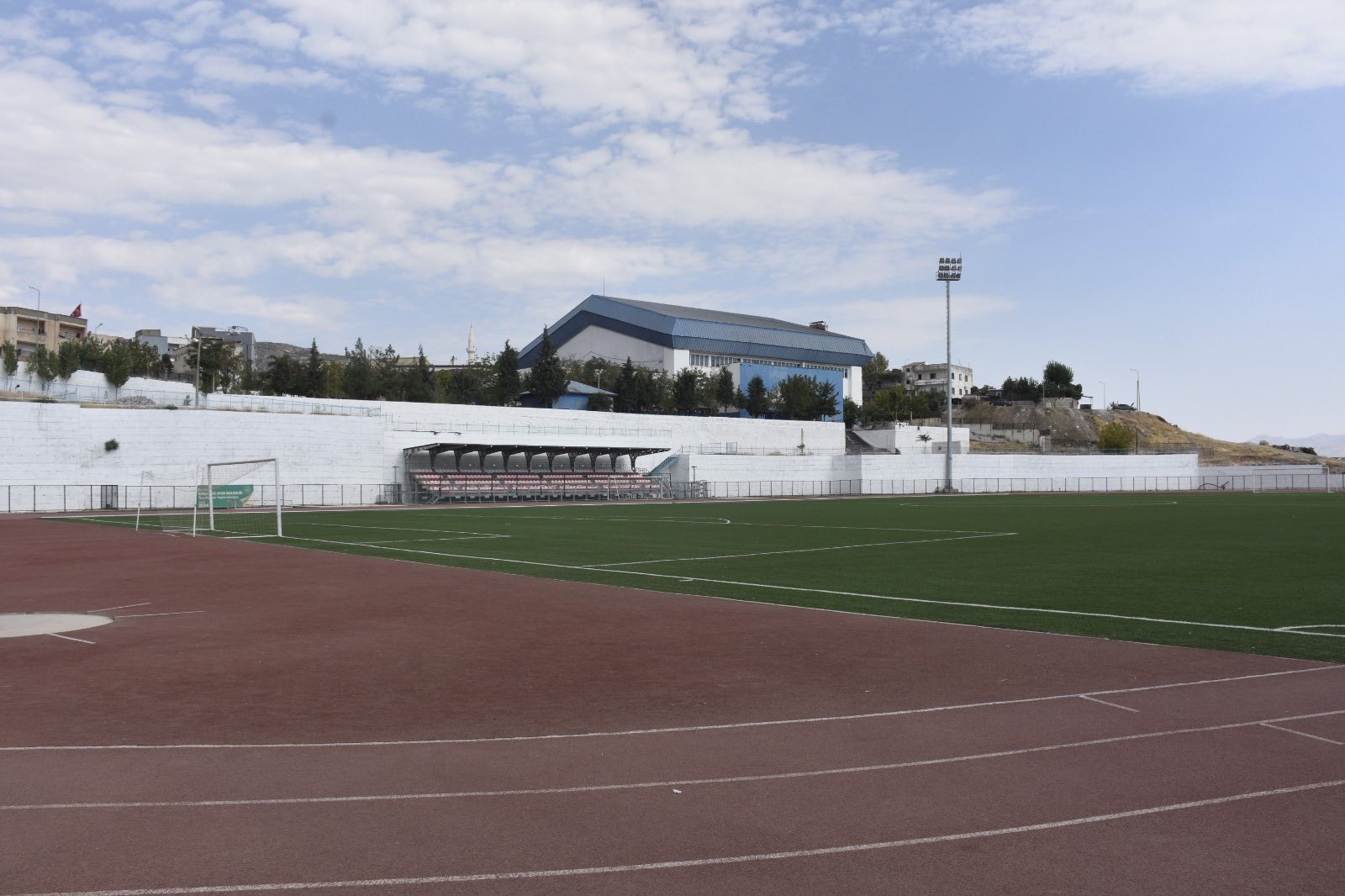 yeni-futbol-sezonu-oncesi-sirnak-stadyumunda-inceleme-yapildi-3.jpg