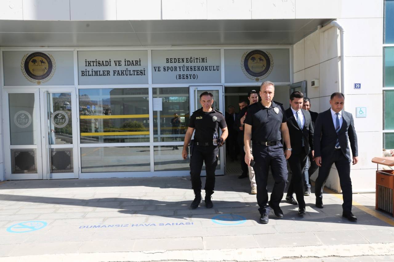 emniyet-muduru-sazak-sirnak-universitesinde-ogrencilerle-bulustu3.jpg