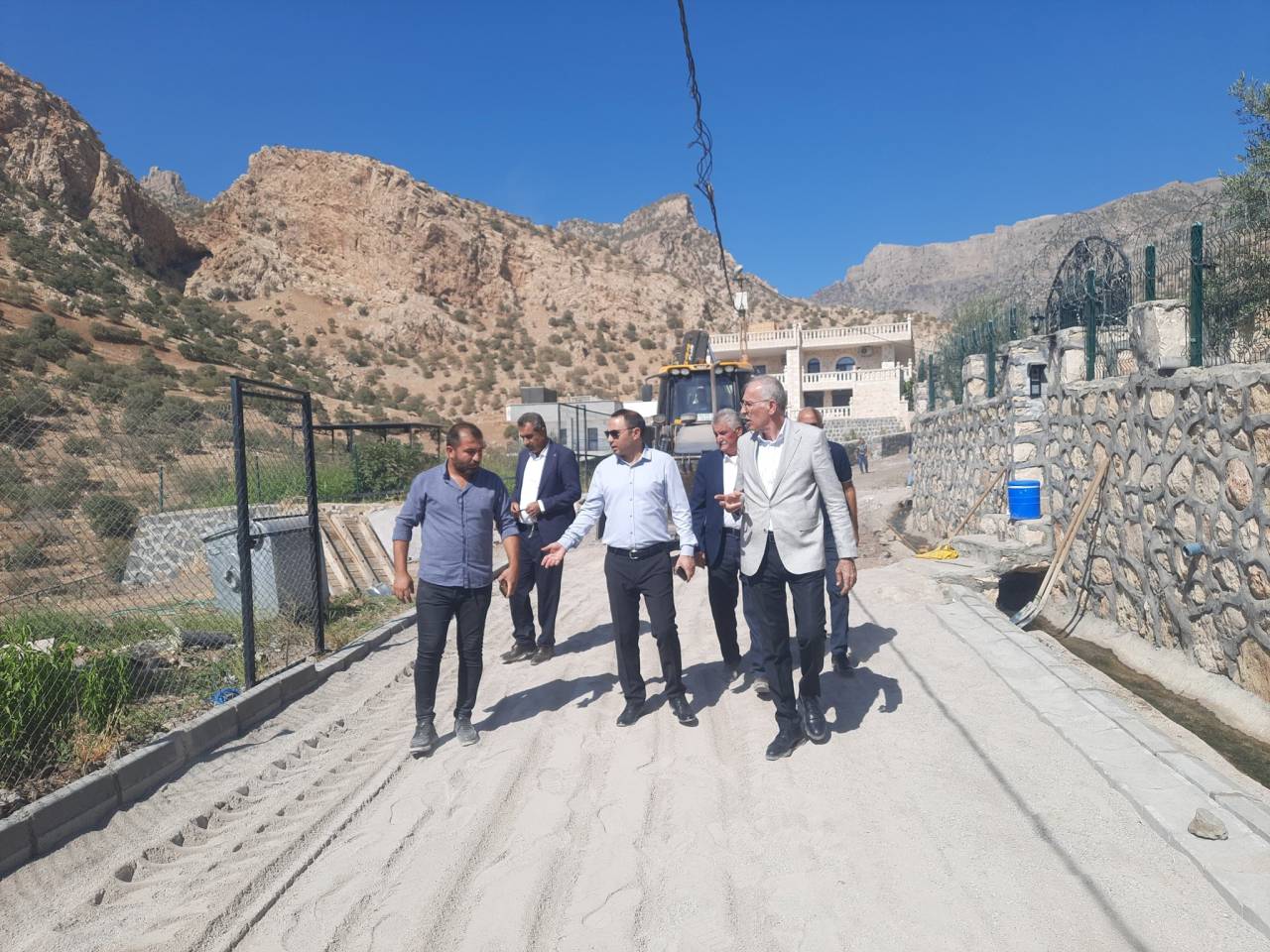 silopi-kaymakami-partal-kosrelideki-koydes-calismalarini-yerinde-inceledi3.jpg
