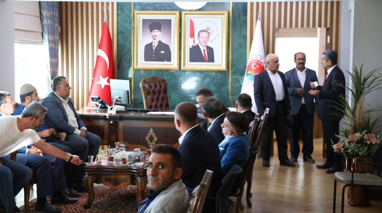 sirnak-valisi-ekici-muhtarlarla-bir-araya-geldi3.jpg