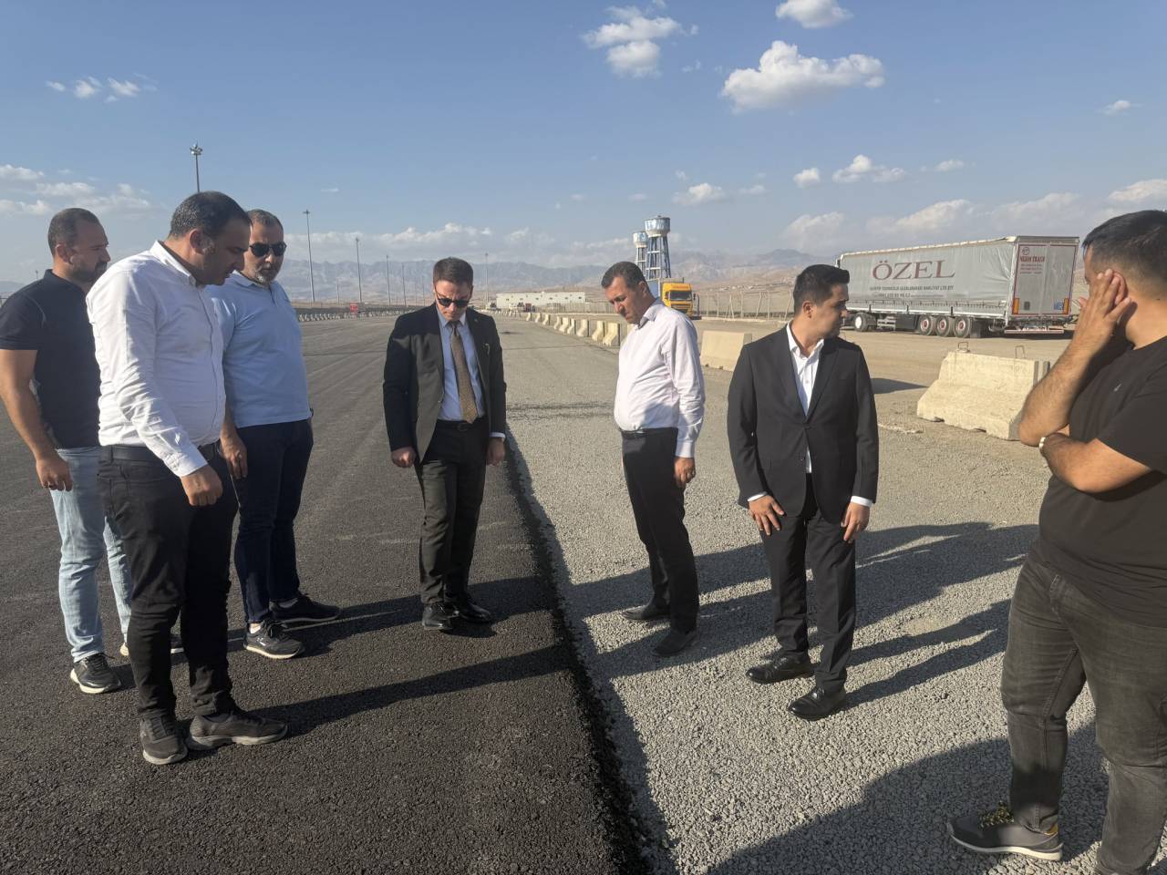 sirnak-vali-yardimcisi-cicek-silopi-tir-parkindaki-altyapi-calismalarini-yerinde-inceledi3.jpg