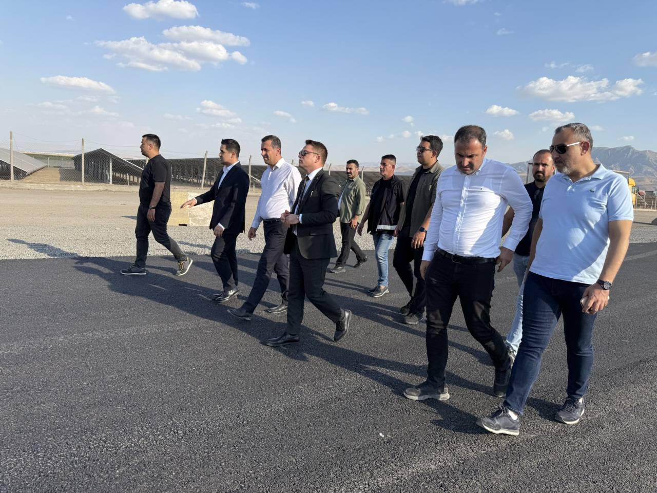 sirnak-vali-yardimcisi-cicek-silopi-tir-parkindaki-altyapi-calismalarini-yerinde-inceledi4.jpg