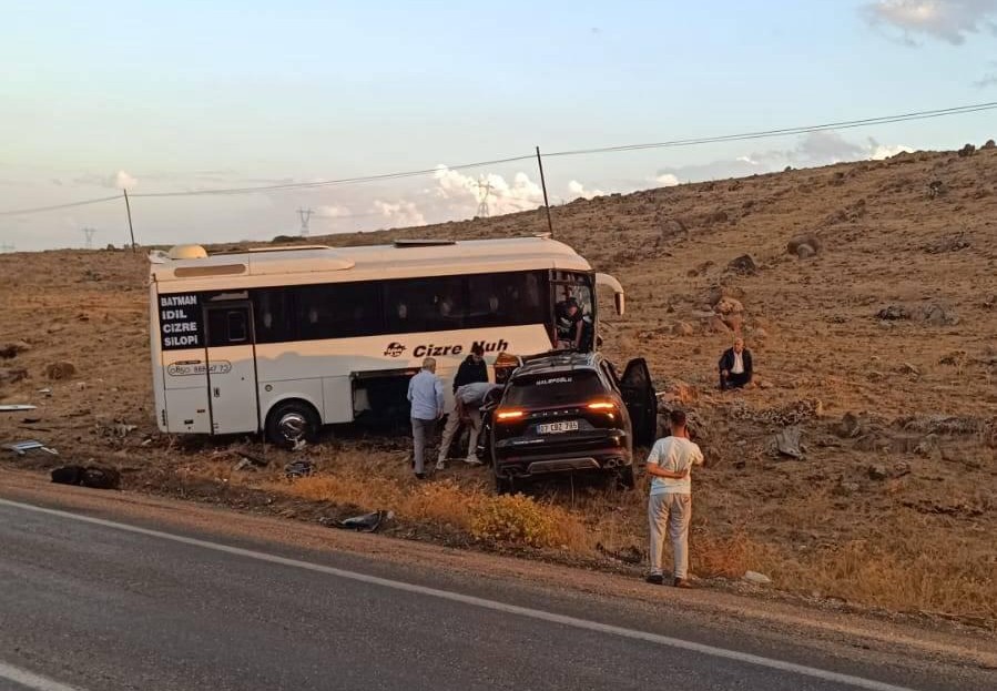 rnakta-otobus-ile-otomobil-kafa-kafaya-capisti-3-kisi-yaralandi-2.jpeg
