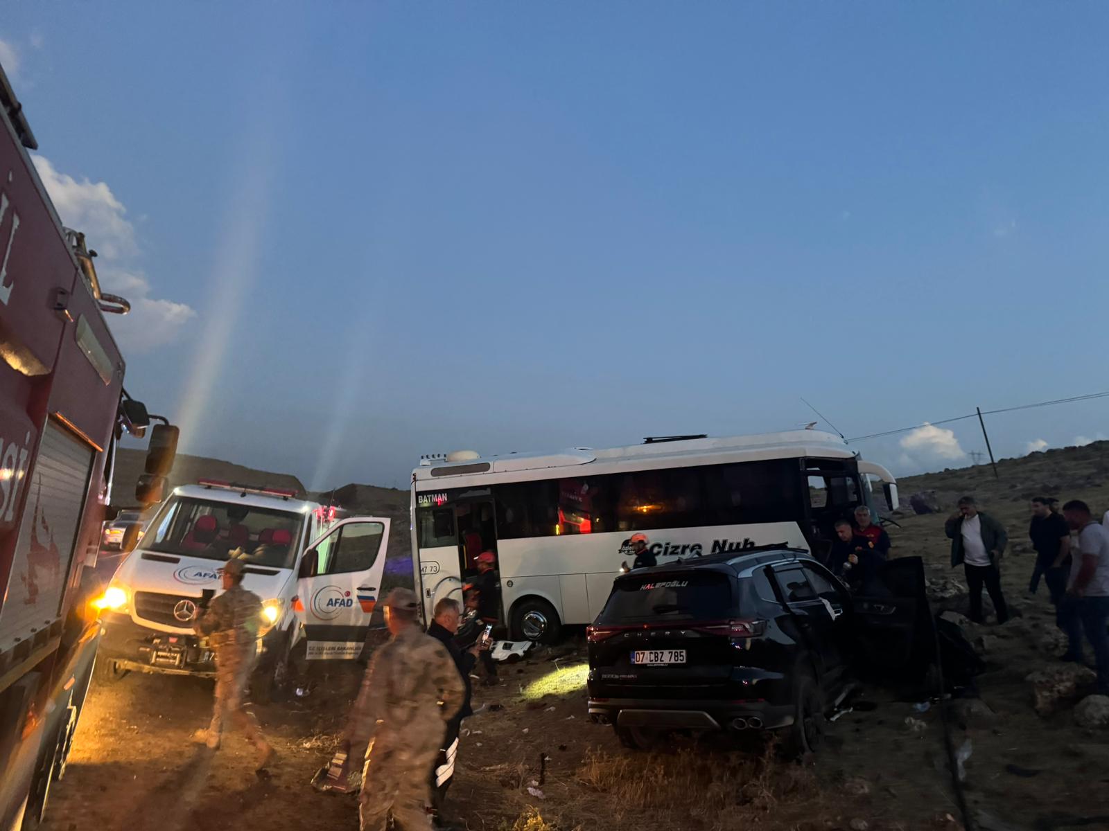 rnakta-otobus-ile-otomobil-kafa-kafaya-capisti-3-kisi-yaralandi-4.jpeg