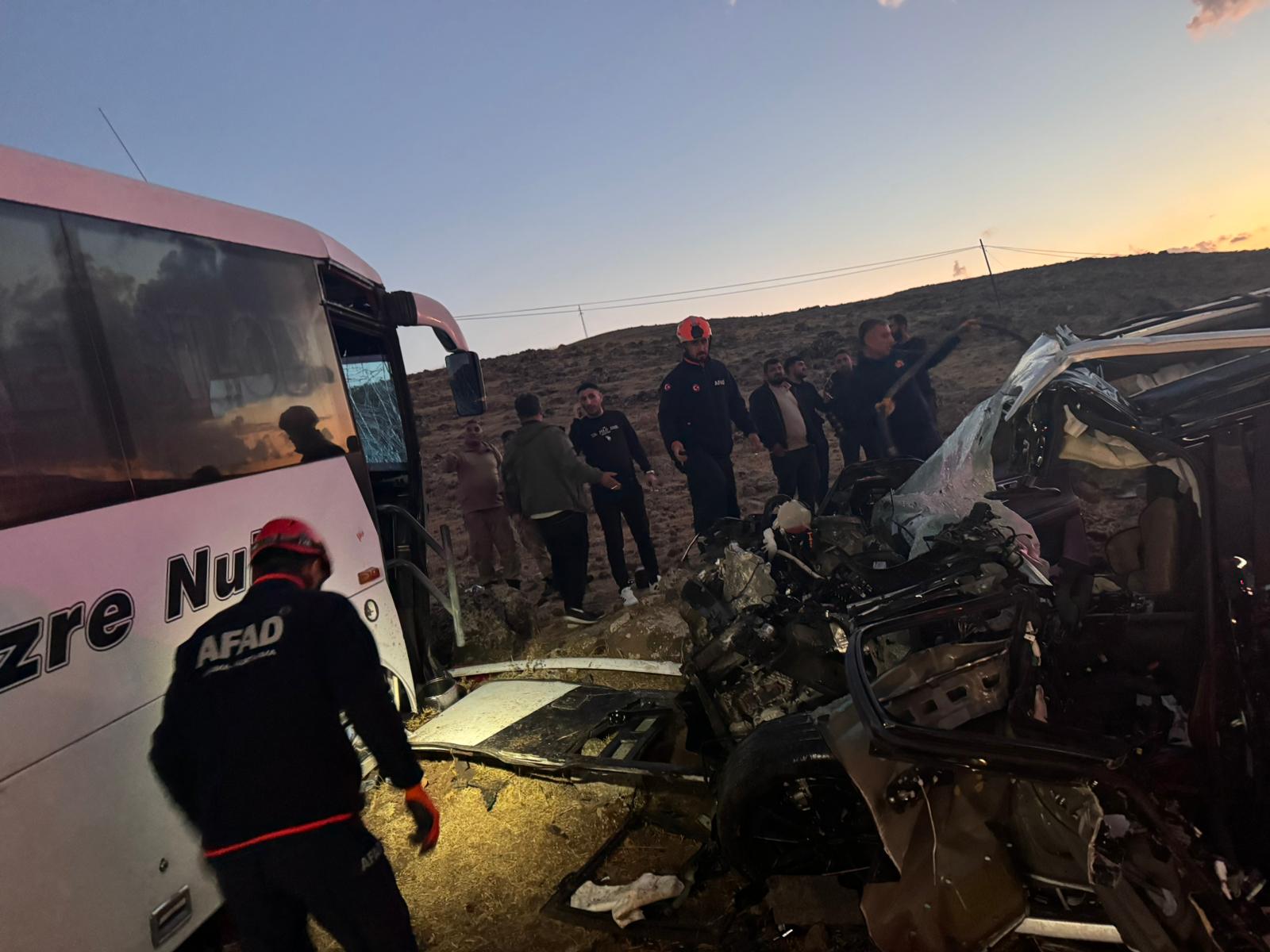 rnakta-otobus-ile-otomobil-kafa-kafaya-capisti-3-kisi-yaralandi-6.jpeg