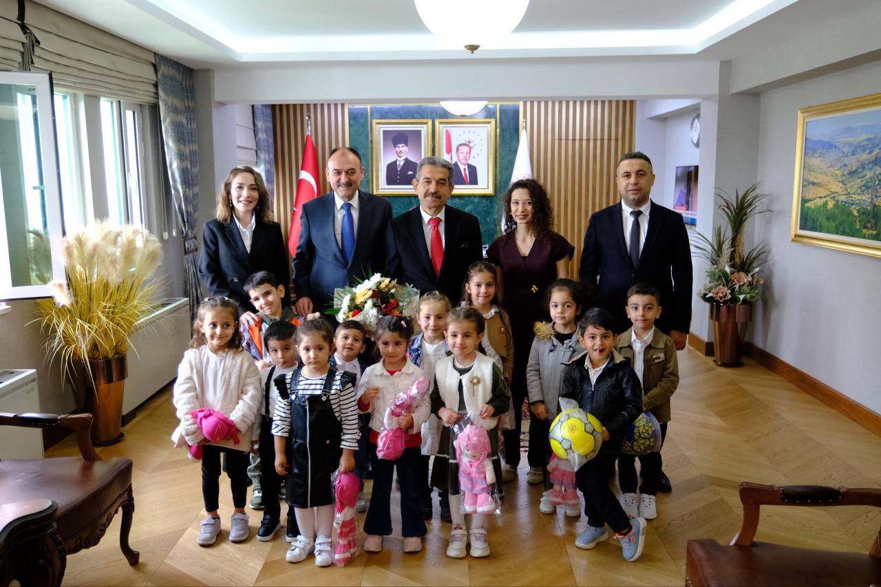 minik-ogrencilerden-vali-ekiciye-neseli-ziyaret.jpg