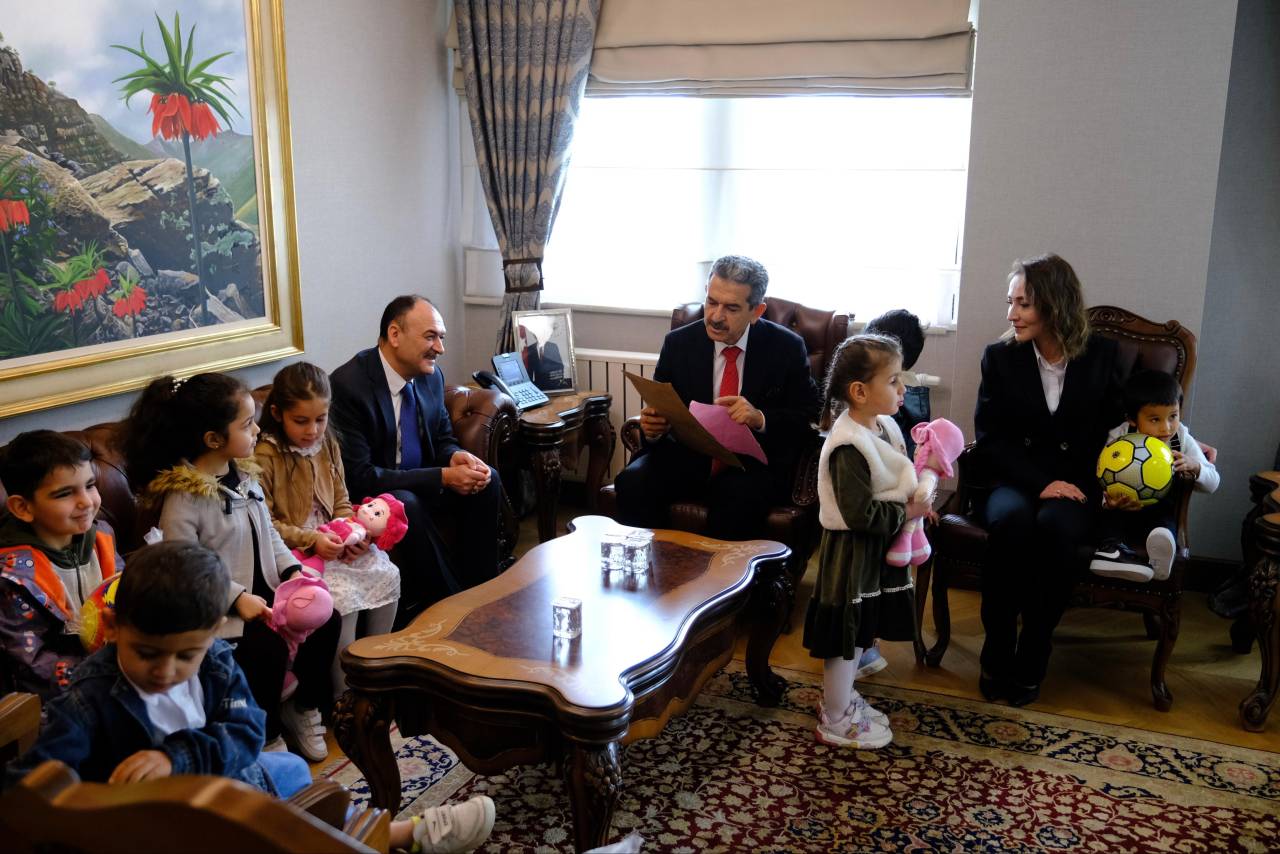 minik-ogrencilerden-vali-ekiciye-neseli-ziyaret3.jpg