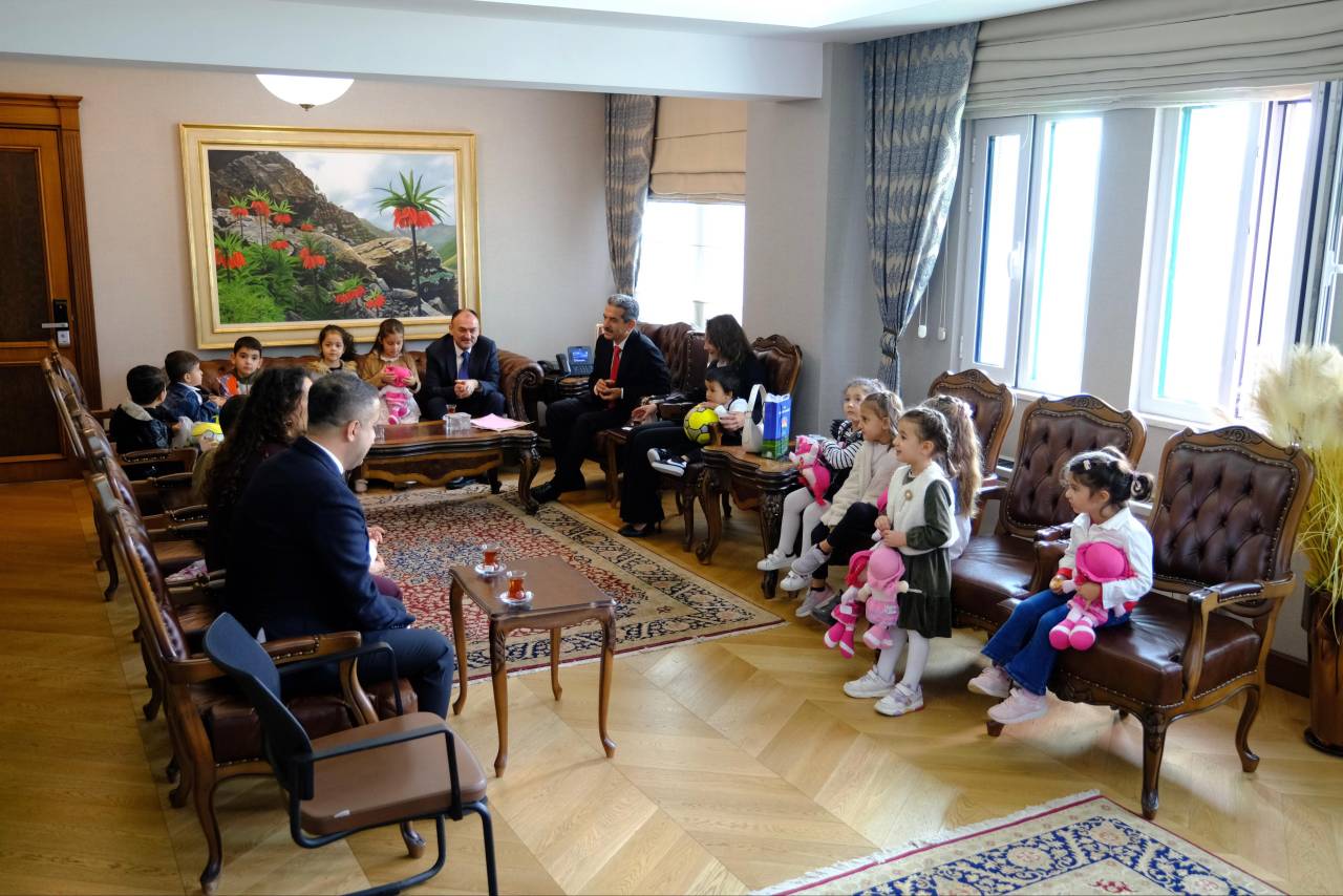 minik-ogrencilerden-vali-ekiciye-neseli-ziyaret4.jpg