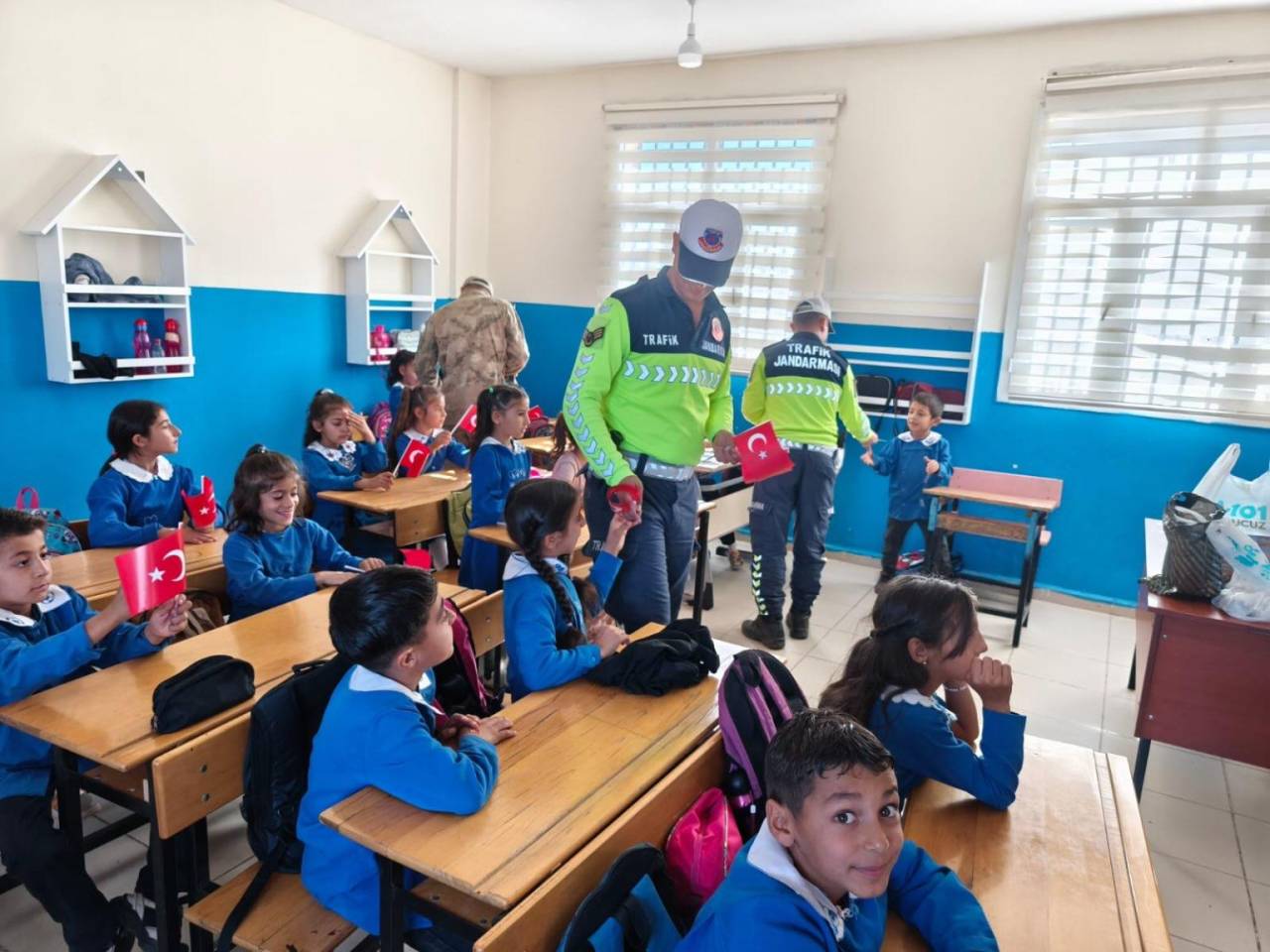 jandarma-idildeki-ilkokullara-cumhuriyet-coskusunu-tasidi-1.jpeg