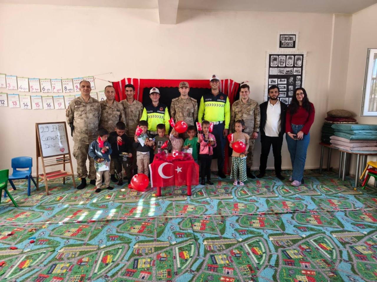 jandarma-idildeki-ilkokullara-cumhuriyet-coskusunu-tasidi-2.jpeg