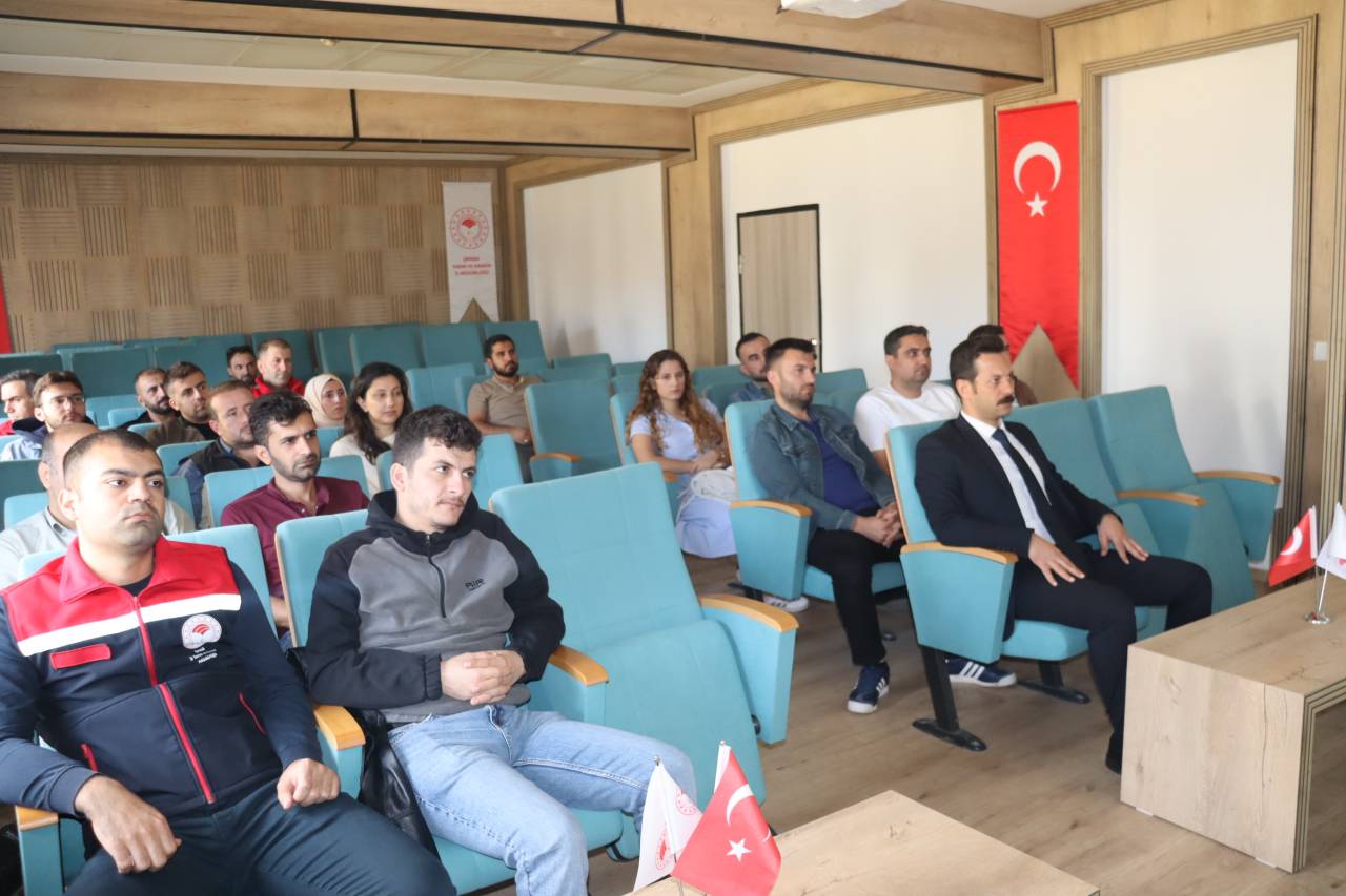 sirnakta-buzagi-kayiplarini-onleme-ve-verimlilik-artirma-egitimi-duzenlendi.jpg