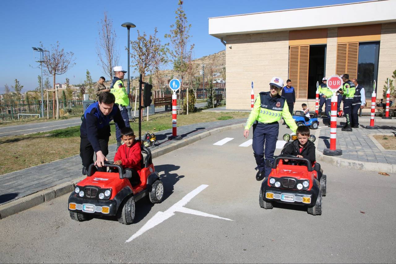 sirnakta-minik-ogrenciler-trafik-kurallarini-uygulamali-ogrendi-1.jpg