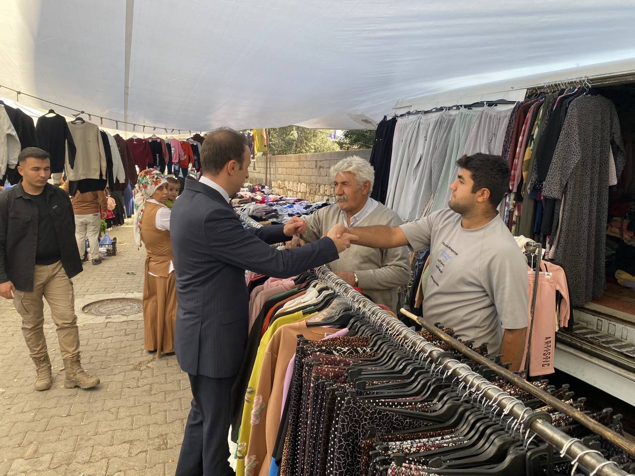 kaymakam-semih-memis-guclukonak-halk-pazarinda-esnafla-bulustu3.jpg