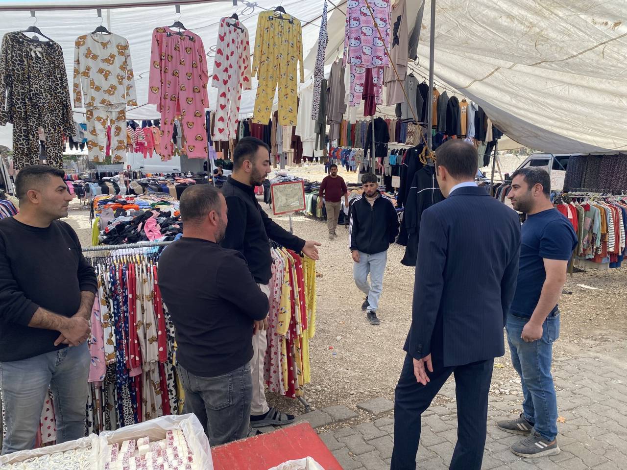 kaymakam-semih-memis-guclukonak-halk-pazarinda-esnafla-bulustu4.jpg
