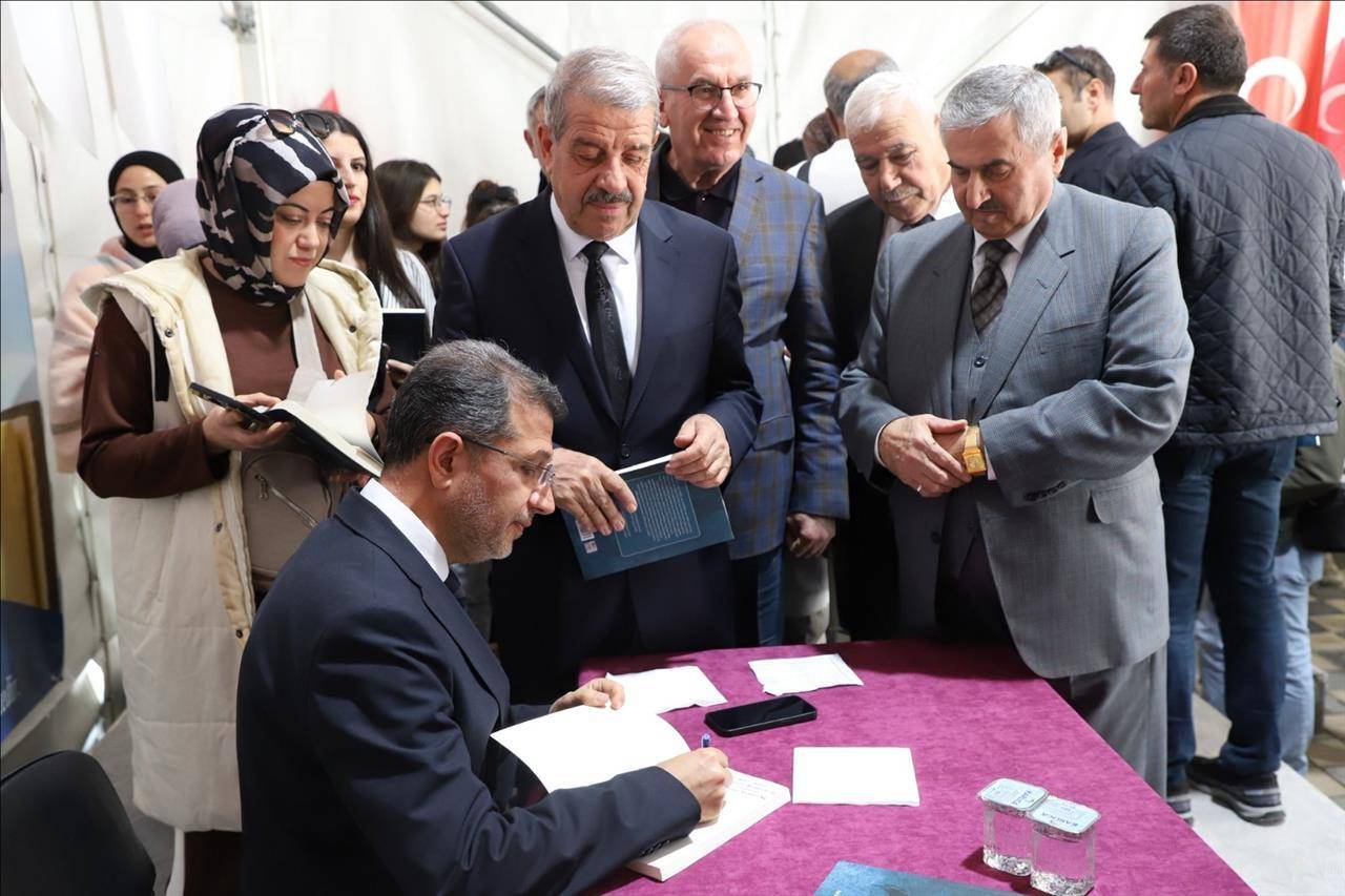 rektor-alkis-cizre-kitap-fuarinda-okurlariyla-edebiyat-uzerine-bulustu2.jpg