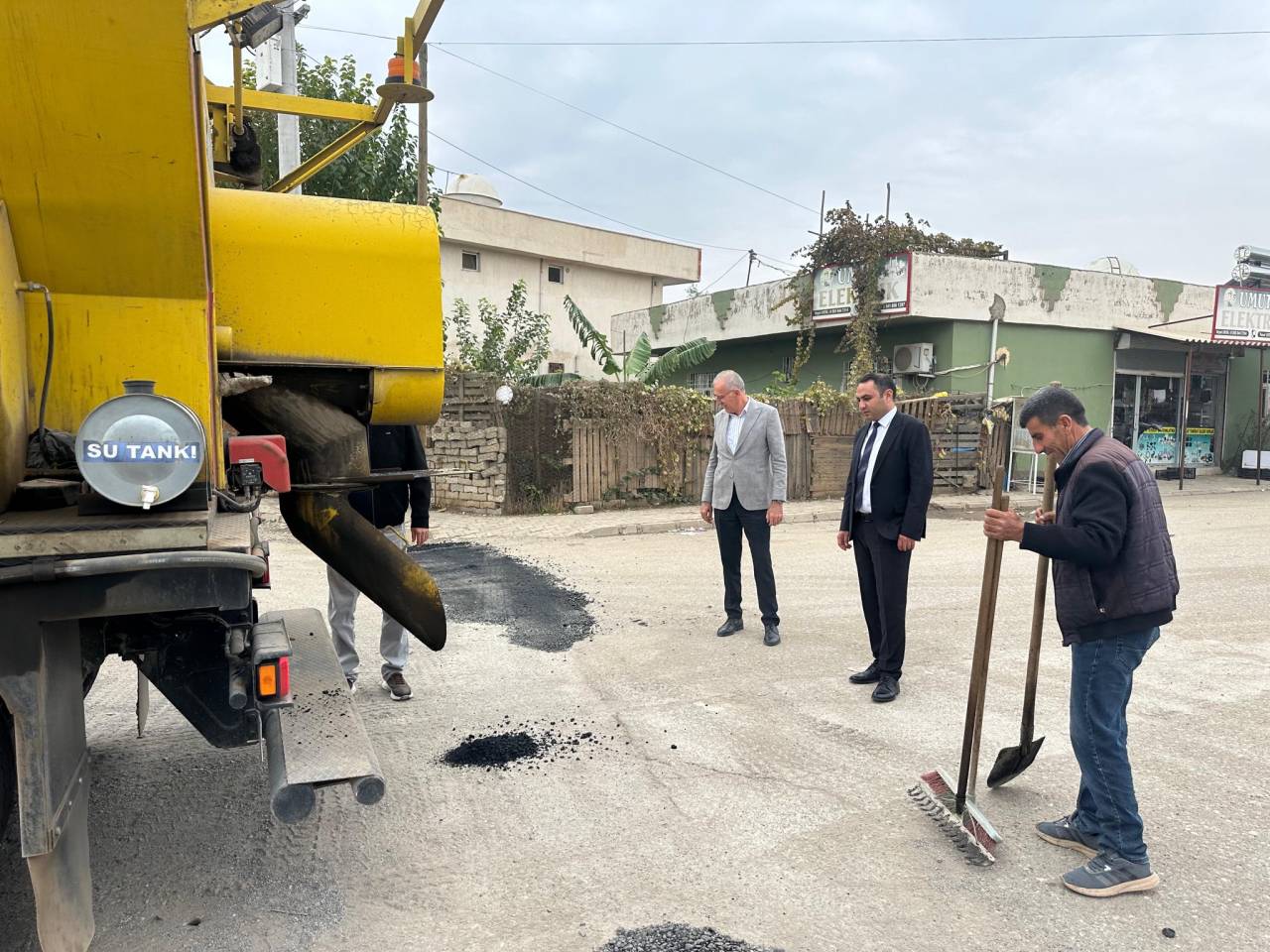 silopi-kaymakami-partal-koy-yollarindaki-asfalt-yama-calismalarini-inceledi.jpg