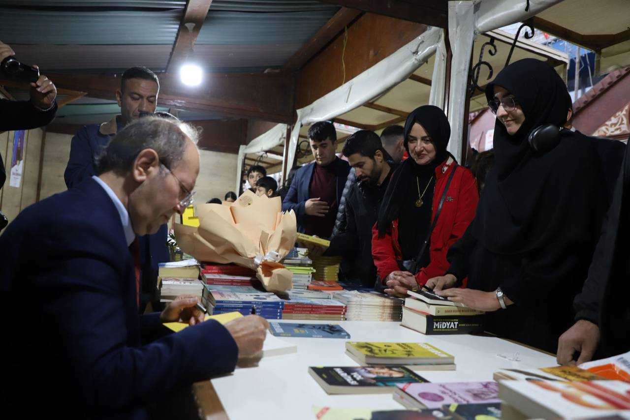 cumhurbaskani-basdanismani-gulsen-orhan-cizre-kitap-fuarindaki-soylesi-programina-katildi.jpg