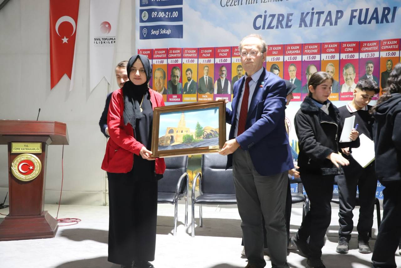 cumhurbaskani-basdanismani-gulsen-orhan-cizre-kitap-fuarindaki-soylesi-programina-katildi2.jpg