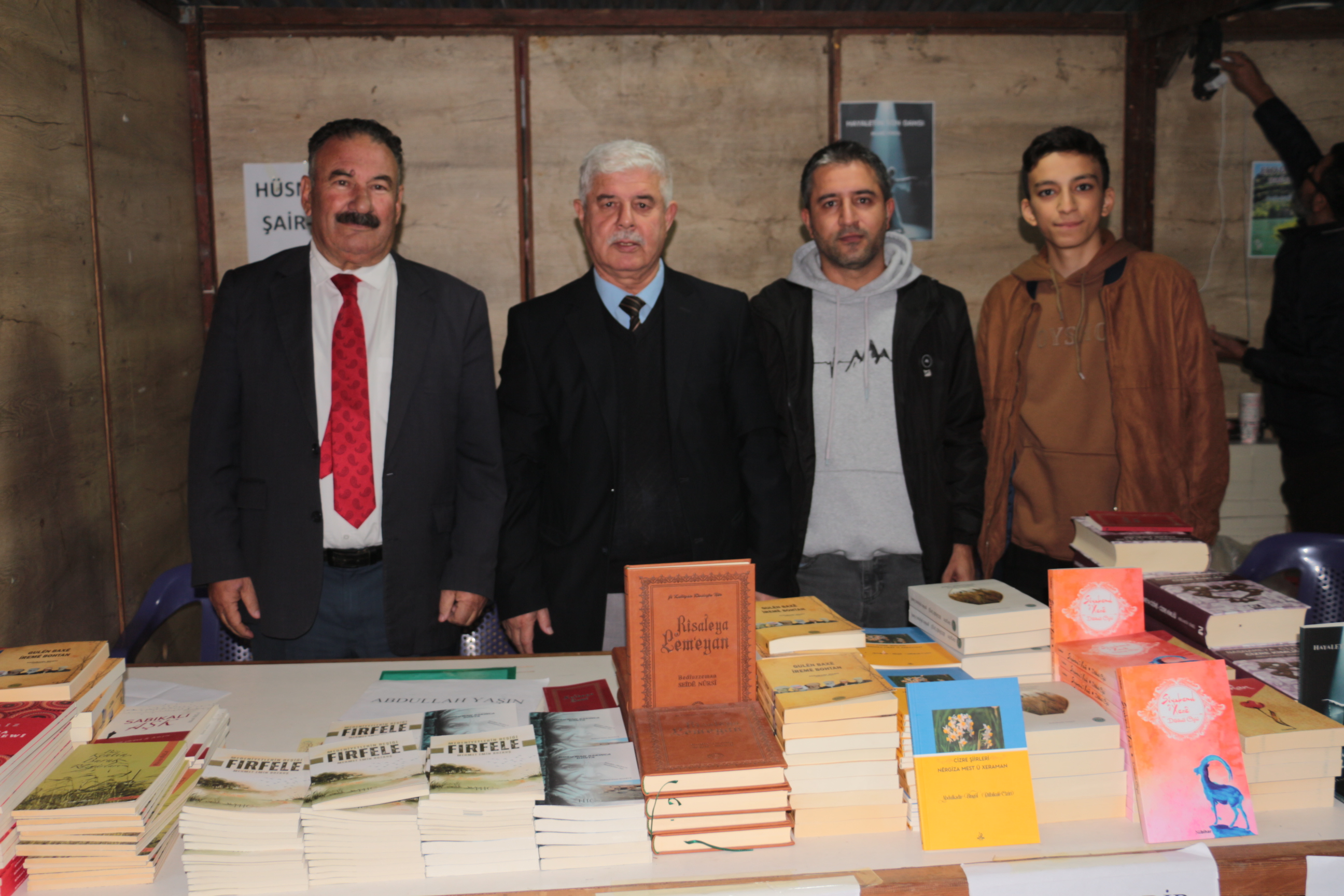 yerel-yazarlar-cizre-kitap-fuarini-degerlendirdi-fuar-ogrencilere-kitap-sevgisini-asiladi-11.jpg
