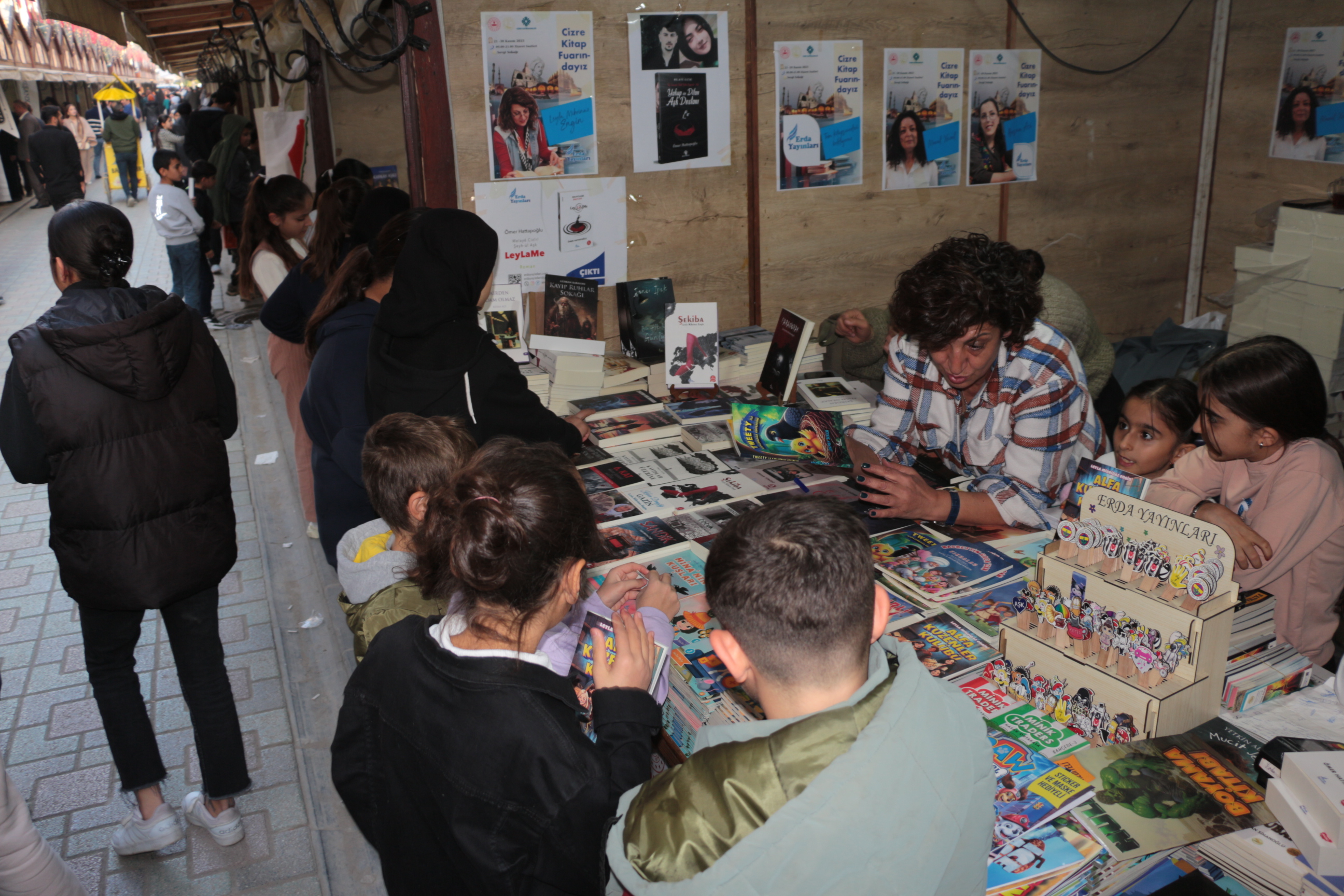 yerel-yazarlar-cizre-kitap-fuarini-degerlendirdi-fuar-ogrencilere-kitap-sevgisini-asiladi-3.jpg