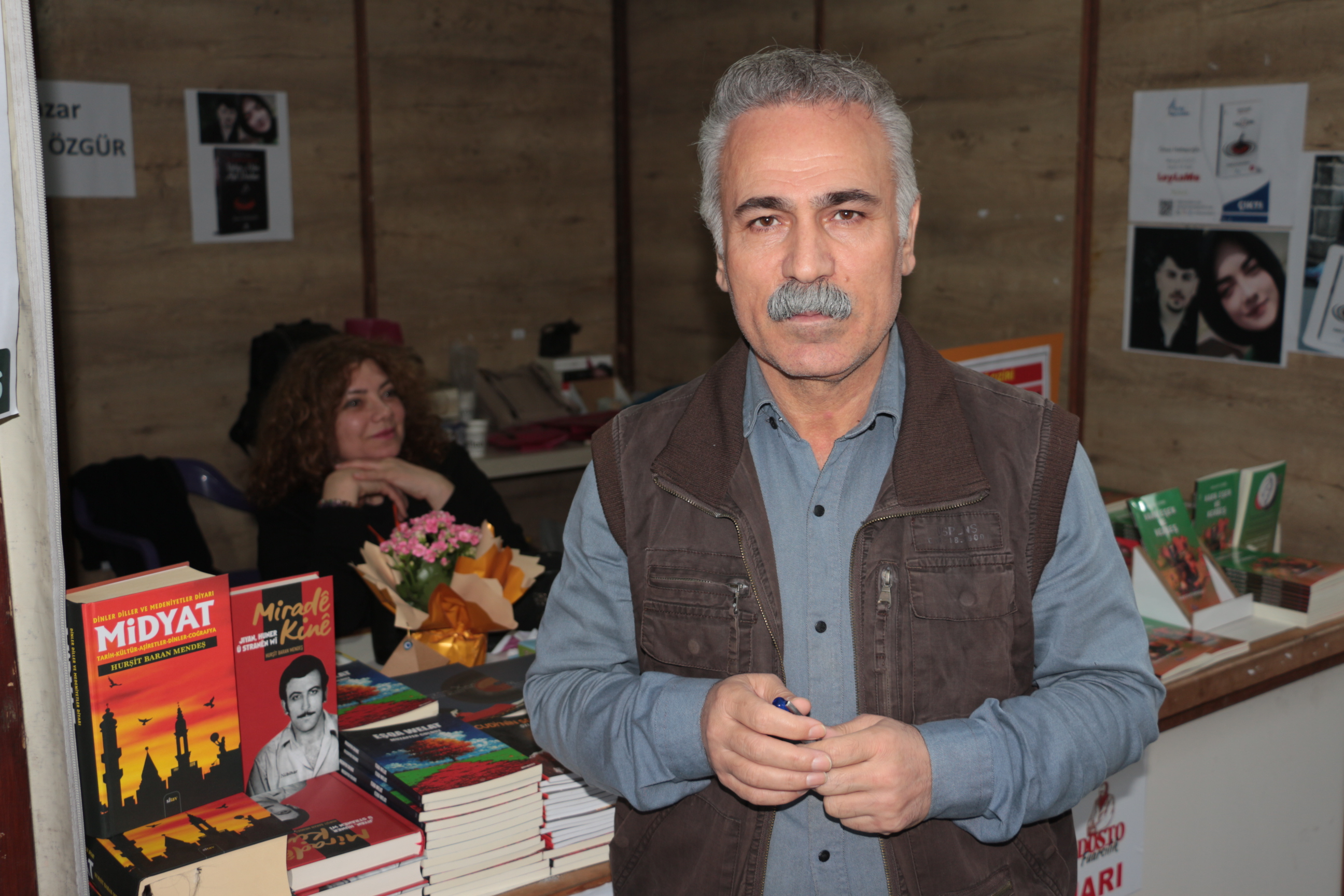 yerel-yazarlar-cizre-kitap-fuarini-degerlendirdi-fuar-ogrencilere-kitap-sevgisini-asiladi-9.jpg