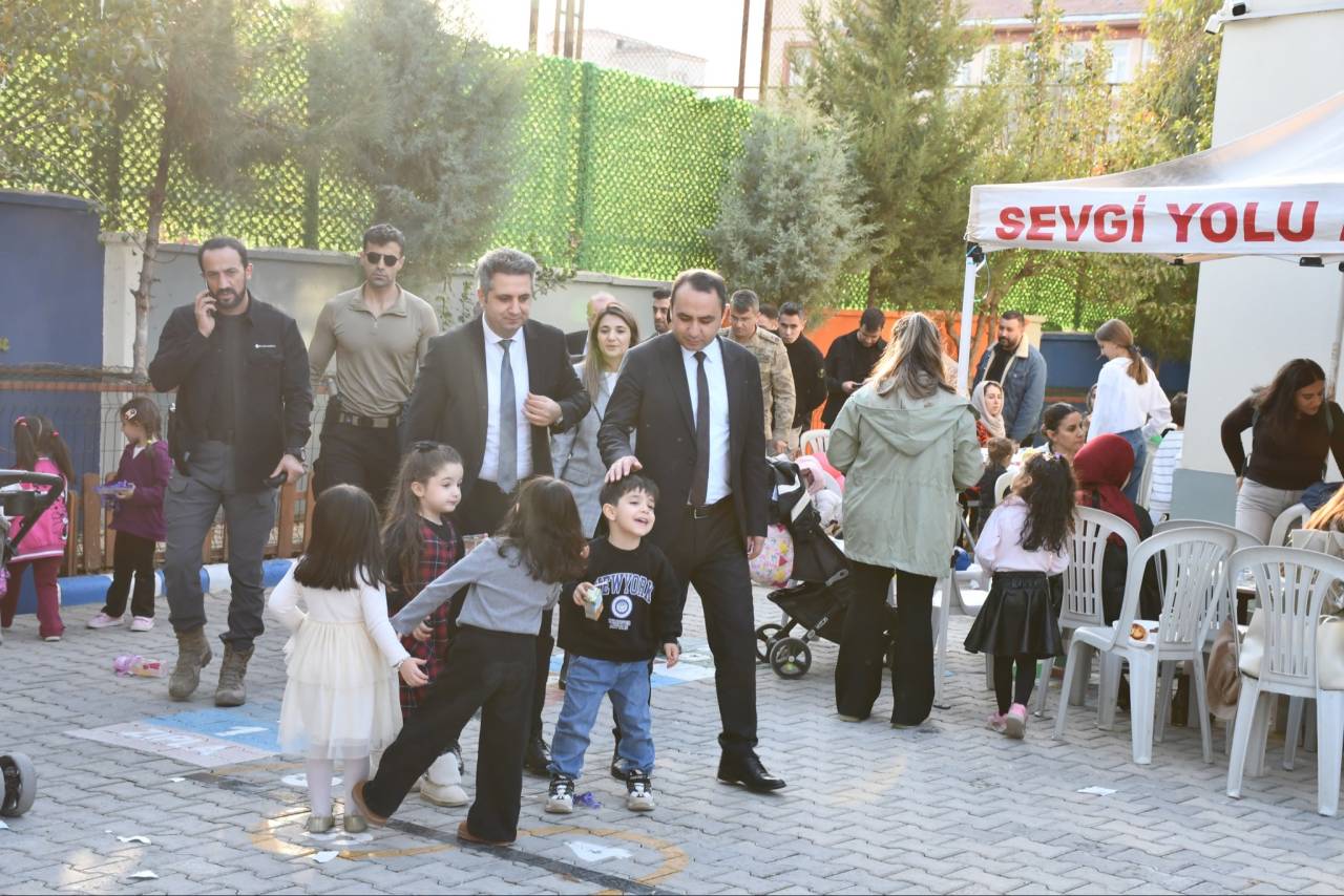 kaymakam-partal-sevgi-yolu-anaokulunun-kermesinde-miniklerle-bulustu2.jpg